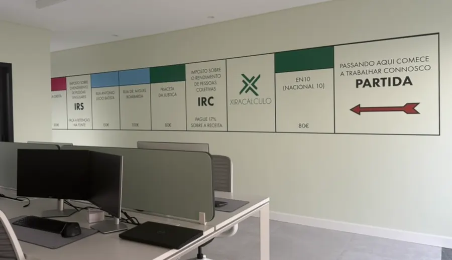Gabinete da Xiracálculo, com o tabuleiro fiscal pintado na parede